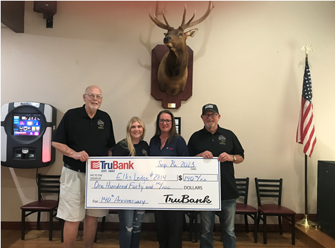 Amanda Nelson donates to Indianola Elks Lodge